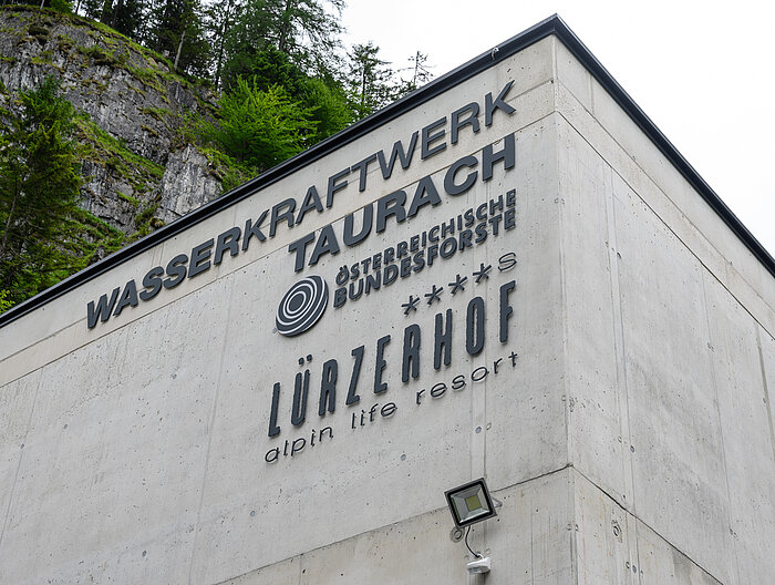 Die beschriftete Fassade des Wasserkraftwerkes des Lürzerhofs