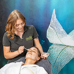 Eine Frau bei einer Gesichtsbehandlung im Wellnesshotel Lürzerhof in Salzburg