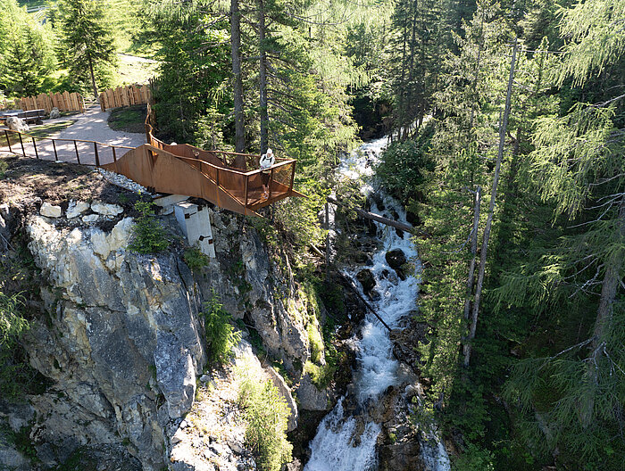 Eine Frau auf der Aussichtsplattform über dem Johanneswasserfall