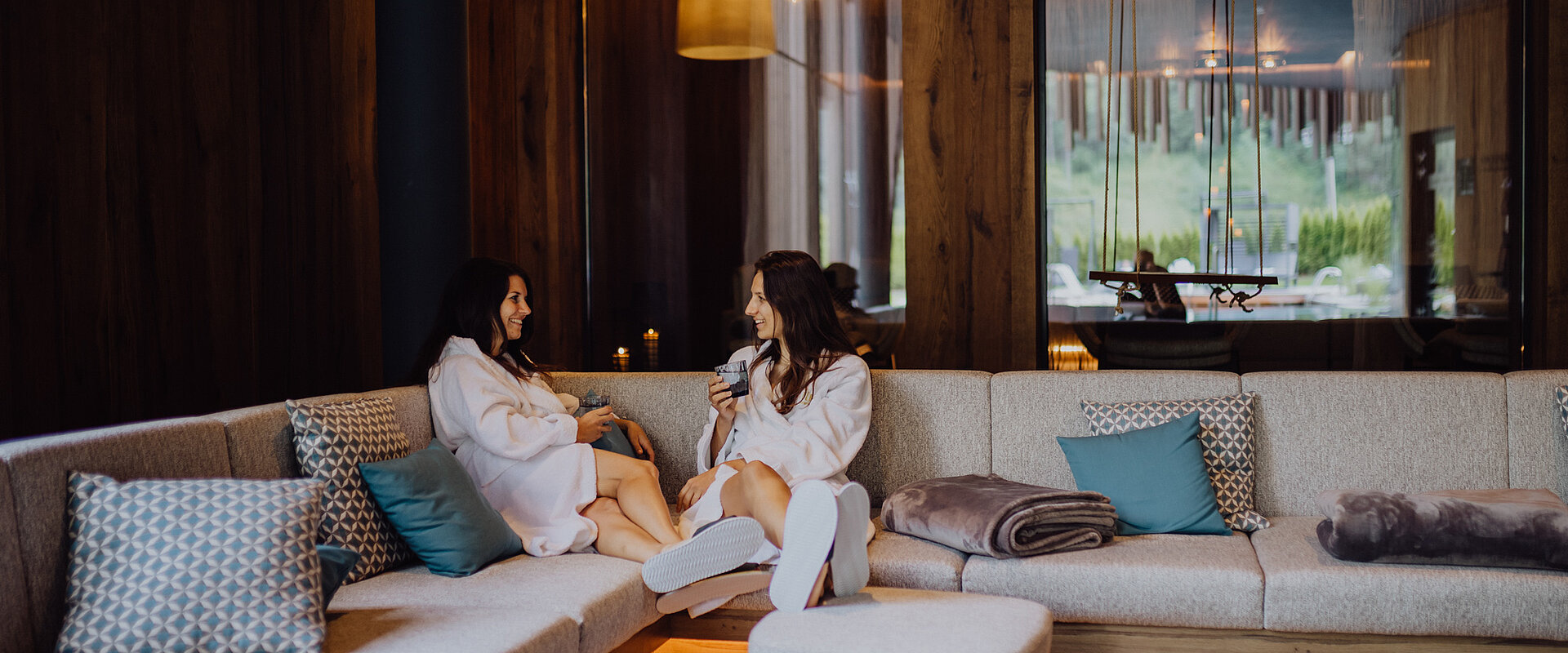 Zwei Frauen sitzen in der Adults Only Lounge im Wellnesshotel Lürzerhof in Salzburg