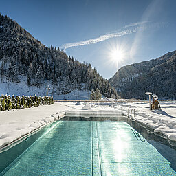 Der Outdoorpool im Winter des Wellnesshotels Lürzerhof in Salzburg