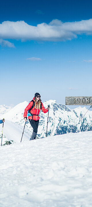 TVB_Shoot2 Zwei Skitourengeher am Gipfelkreuz mit Panoramablick auf verschneite Alpen in Obertauern