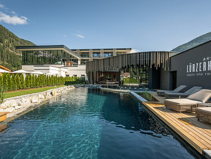 Der Outdoorpool im Adults Only Bereich im Wellnesshotel Lürzerhof in Salzburg