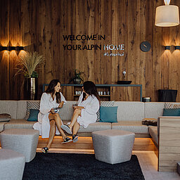 Zwei Frauen sitzen in der Adults Only Lounge im Wellnesshotel Lürzerhof in Salzburg