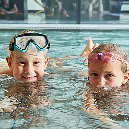 Kinder schwimmen im Indoorpool im Wellnesshotel Lürzerhof in Salzburg
