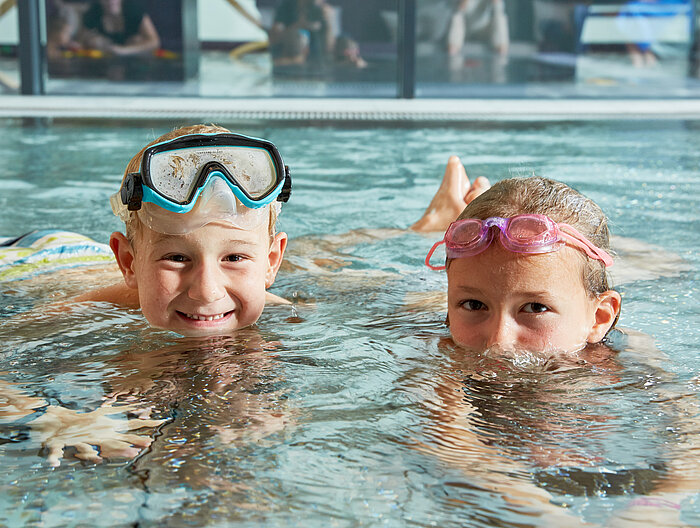 Kinder schwimmen im Indoorpool im Wellnesshotel Lürzerhof in Salzburg