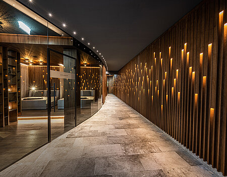 Eleganter Spa-Bereich mit stimmungsvoller Beleuchtung im Wellnesshotel Lürzerhof in Salzburg.