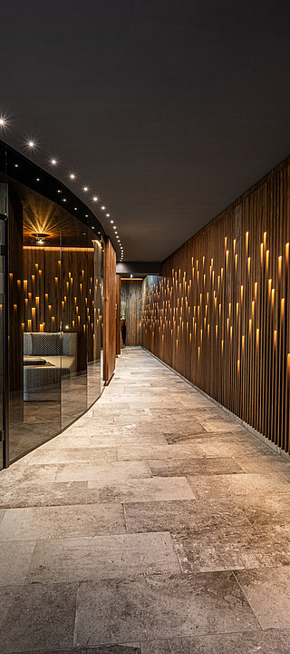 Eleganter Spa-Bereich mit stimmungsvoller Beleuchtung im Wellnesshotel Lürzerhof in Salzburg.