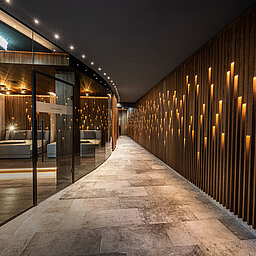 Eleganter Spa-Bereich mit stimmungsvoller Beleuchtung im Wellnesshotel Lürzerhof in Salzburg.