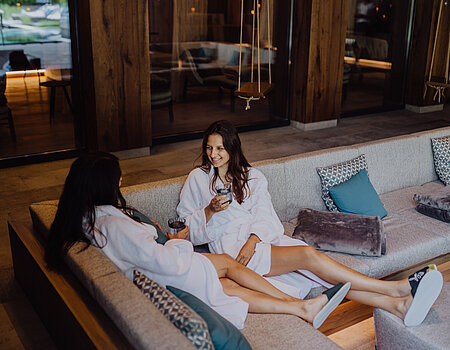 Zwei Frauen sitzen in der Adults Only Lounge im Wellnesshotel Lürzerhof in Salzburg