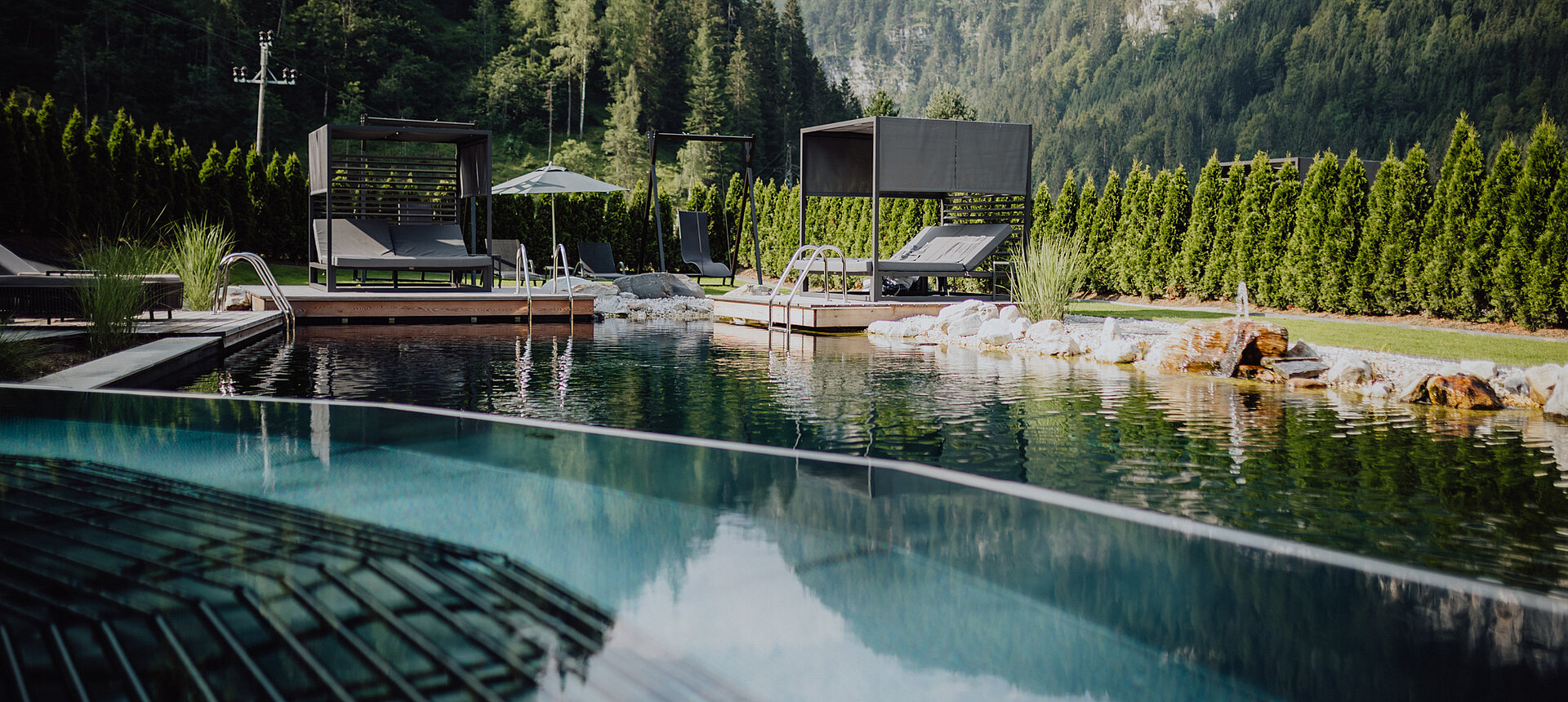 Der Outdoorpool im Adults Only Bereich mit gemütlichen Liegen im Wellnesshotel Lürzerhof in Salzburg