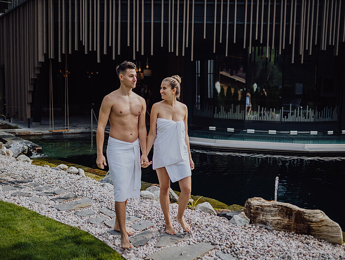 Ein Paar geht durch den Adults Only Bereich im Wellnesshotel Lürzerhof in Salzburg