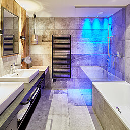 Das Badezimmer in der Alpin Life Lodge im Wellnesshotel Lürzerhof in Salzburg