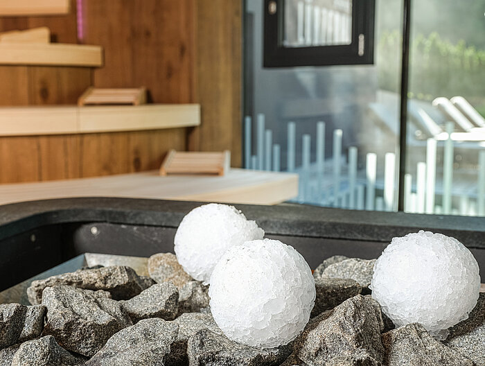 Eis-Aufgusskugeln auf den heißen Saunasteinen im Wellnesshotel Lürzerhof in Salzburg.