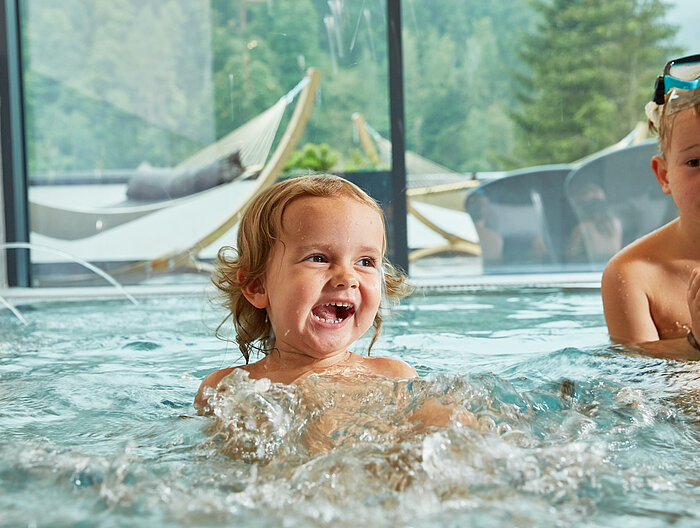 Kinder plantschen im Indoorpool im Wellnesshotel Lürzerhof in Salzburg
