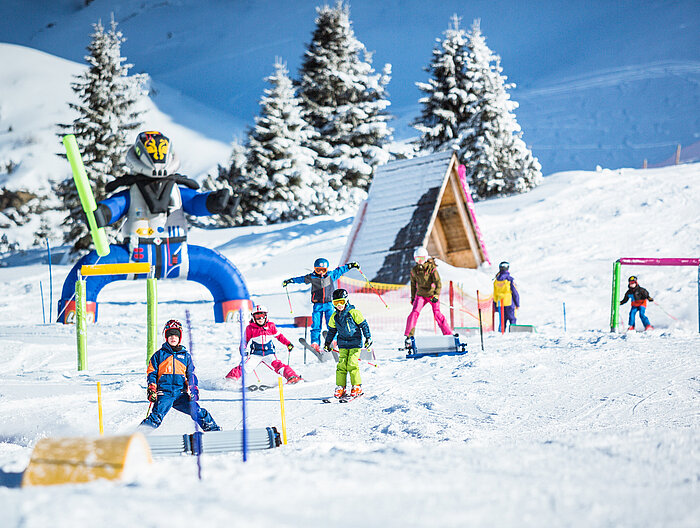 Kindertauernrunde Familie fährt Ski im Skiurlaub in Obertauern
