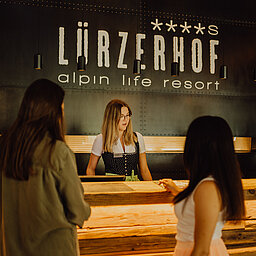 Zwei Frauen stehen an der Rezeption des Lürzerhofs