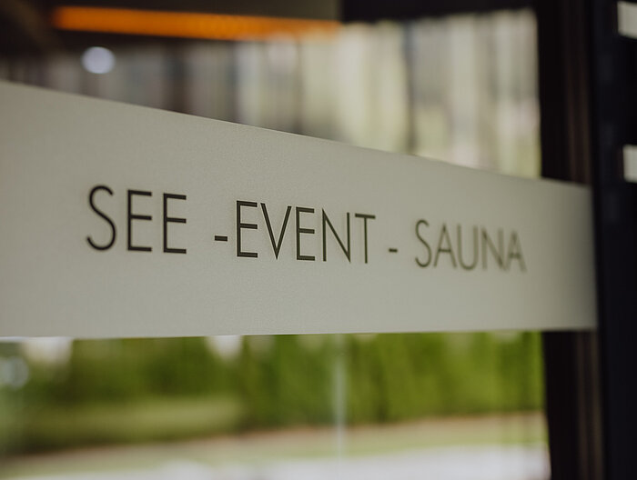 Die Glastür von der Sauna im Wellnesshotel Lürzerhof in Salzburg