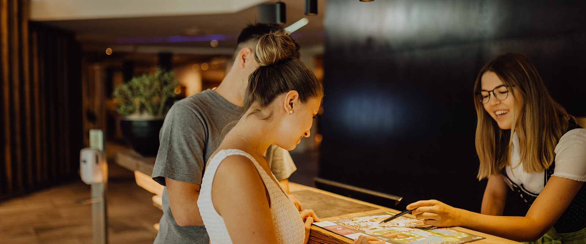 Ein Paar steht an der Rezeption des Lürzerhofs