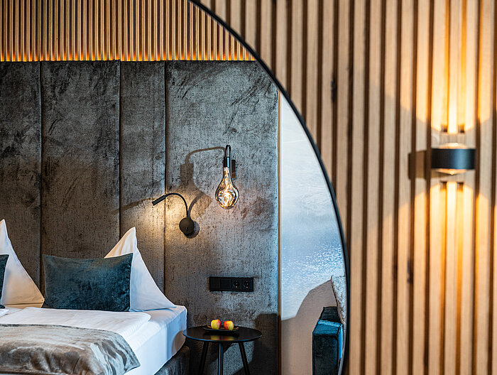 Das gemütliche Bett in der Mountain Loft Familiensuite im Lürzerhof