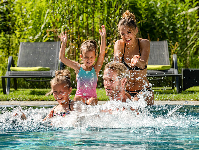 Familie hat Spaß am Pool im Lürzerhof Wellnesshotel Salzburg