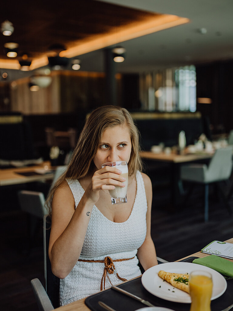 Bonus-Club Eine Frau genießt das Frühstück im Gourmet & Wellnesshotel Lürzerhof