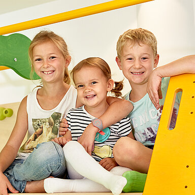 Kinder spielen im Spielbereich im Hotel Lürzerhof
