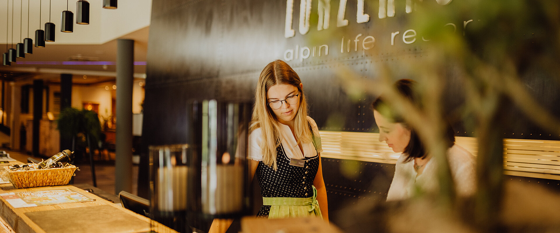 Zwei Rezeptionistinnen an der Rezeption vom Lürzerhof