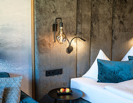 Eine Lampe in der Mountain Loft Familiensuite im Lürzerhof