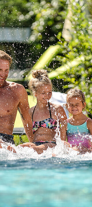 Familie hat Spaà am Pool im Lürzerhof Wellnesshotel Salzburg
