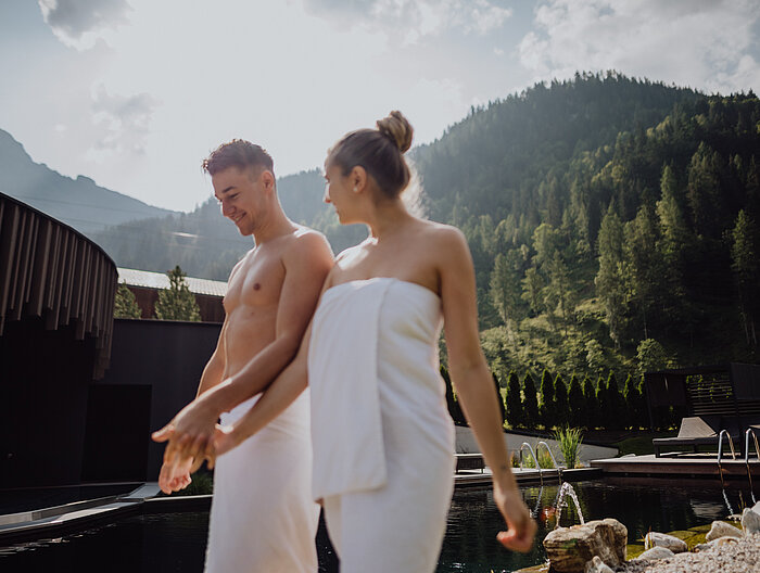 Ein Paar genießt die Zeit im Adults Only Bereich im Wellnesshotel Lürzerhof in Salzburg