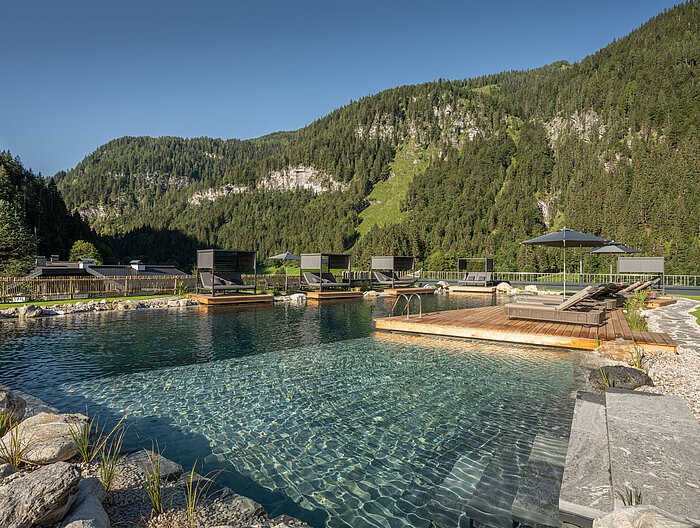 Der Bergseepool im Wellnesshotel Lürzerhof in Salzburg
