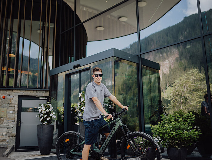 Ein Mann auf einem Fahrrad vor dem Lürzerhof