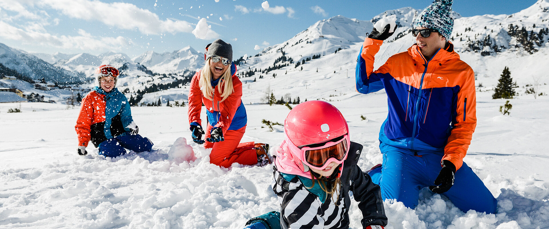 Familie hat Spaß im Schnee im Aktivurlaub in Österreich