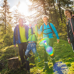 Eine Familie auf dem Alles Alm Erlebniswegin Obertauern