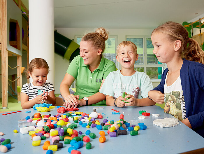 Kinder spielen im Spielbereich des Lürzerhofs, dem Familienhotel in Österreich für Urlaub mit Kindern.