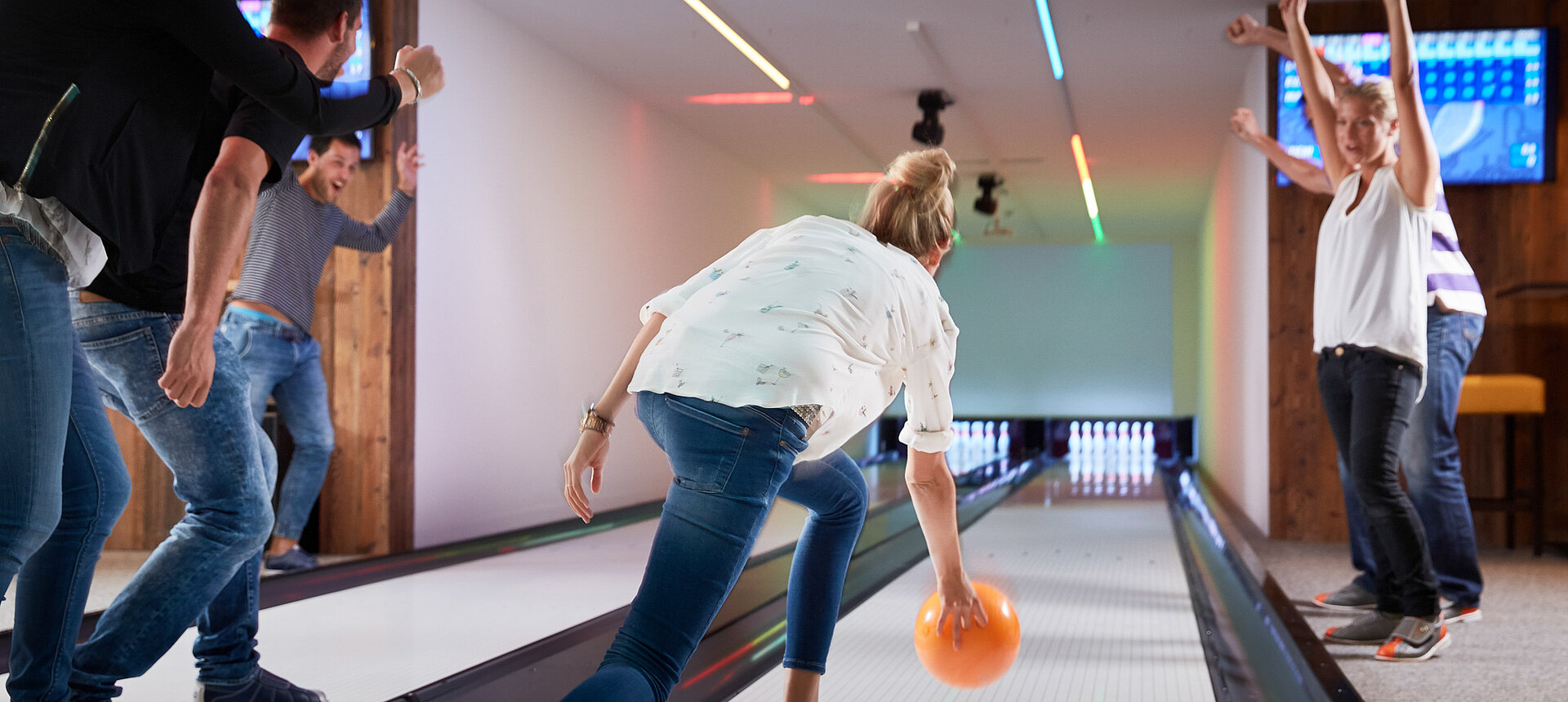 Eine Grup beim Bowling im Lürzerhof während ihres Aktivurlaubs in Österreich