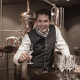 Harald Habersatter in der Hauseigenen Schaubrennerei am Lürzerhof