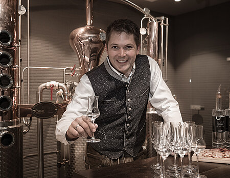 Harald Habersatter in der Hauseigenen Schaubrennerei am Lürzerhof