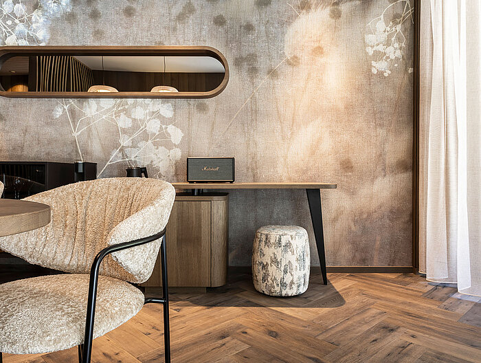 Stilvoller Arbeitsbereich mit Naturholzboden und Designausstattung in der Suite 445