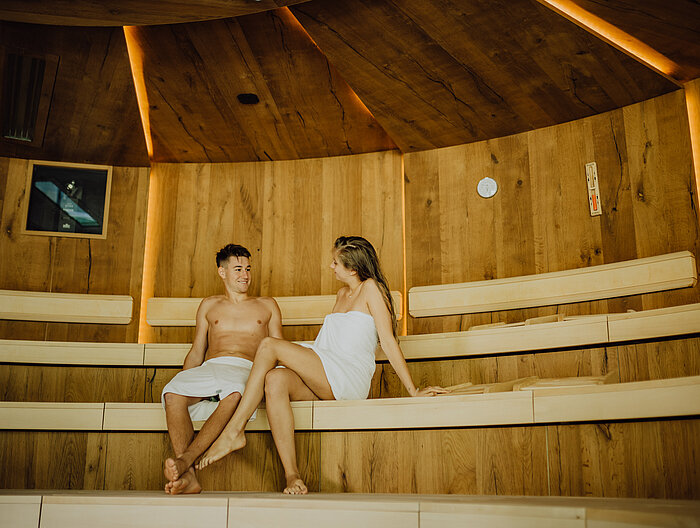 Ein Paar sitzt in der Sauna im Wellnesshotel Lürzerhof in Salzburg