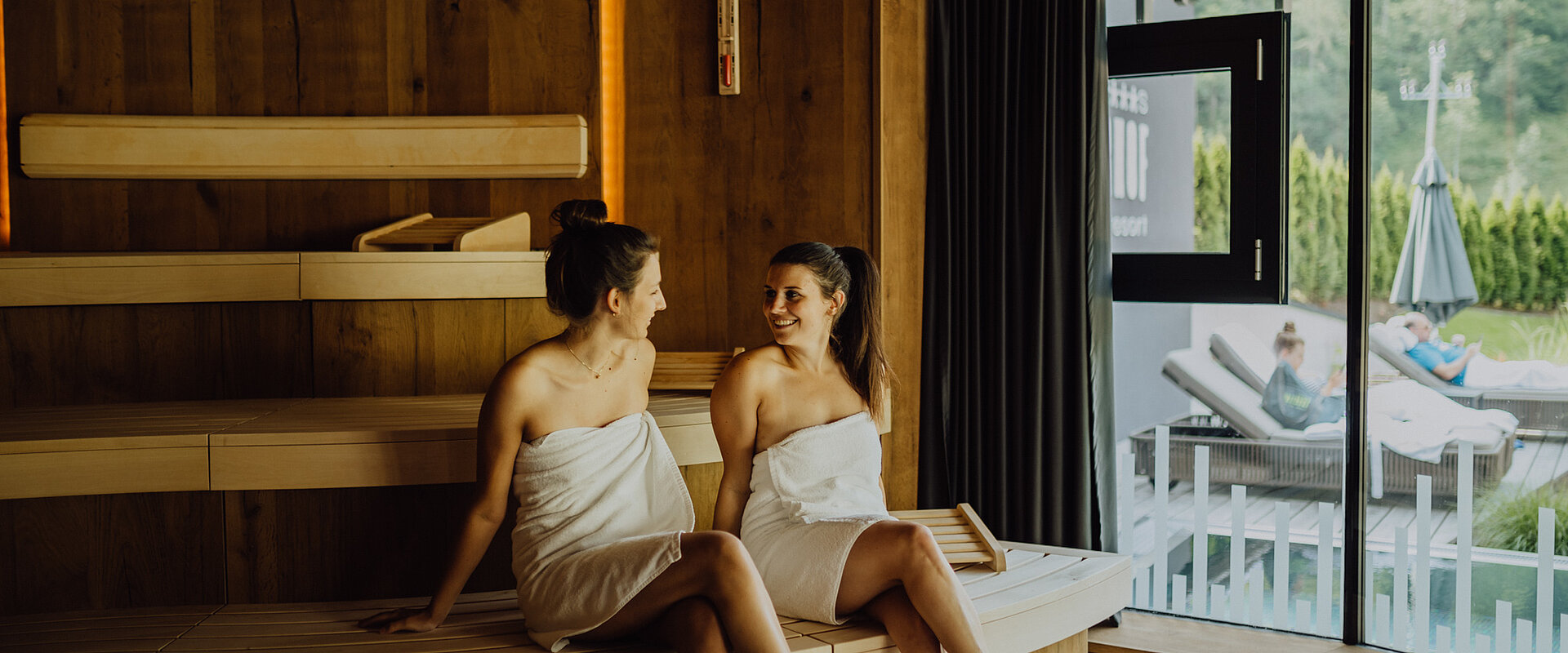 Zwei Frauen sitzen in der Sauna im Wellnesshotel Lürzerhof in Salzburg