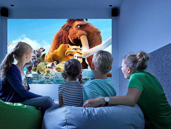 Kinder schauen einen Film im Spielbereich des Lürzerhofs, dem Familienhotel in Österreich für Urlaub mit Kindern