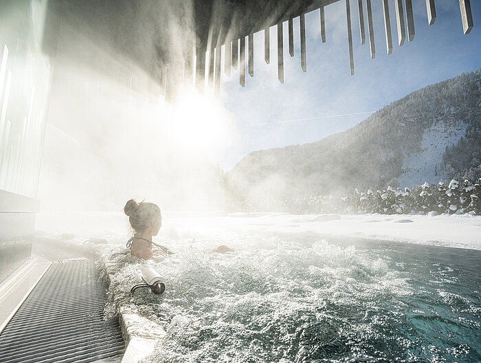 Eine Frau genießt die Zeit im Adults Only Pool im Wellnesshotel Lürzerhof in Salzburg