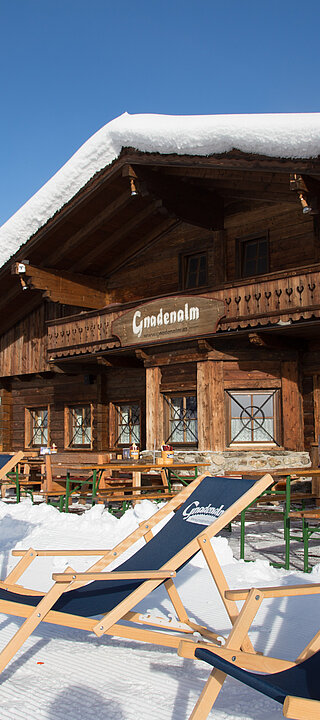 Die beschneite Gnadenalm in der Nacht