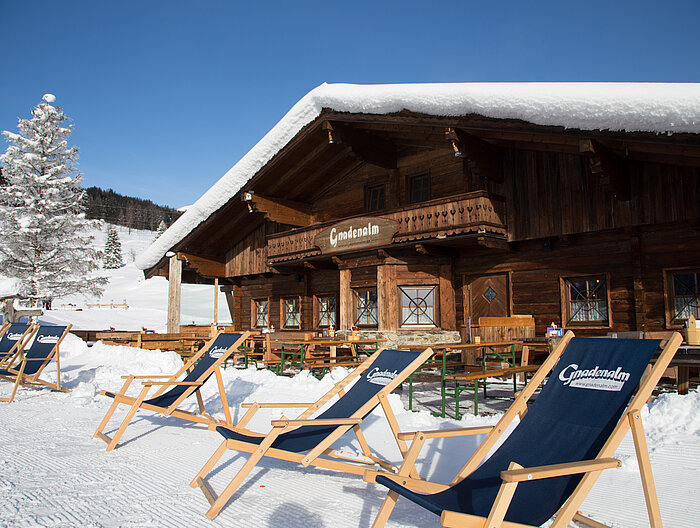 Die beschneite Gnadenalm in der Nacht