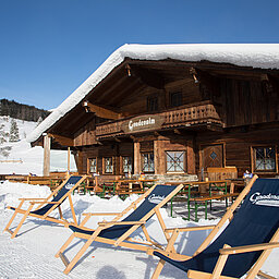 Die beschneite Gnadenalm in der Nacht