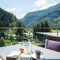 Eine Frau genießt die Aussicht auf den Garten des Lürzerhofs