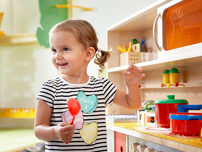 Kleinkind spielt an der Spielküche im Lürzerhof, dem Familienhotel in Österreich für Urlaub mit Kindern