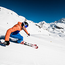 Ein Skifahrer im Skiurlaub in Österreich